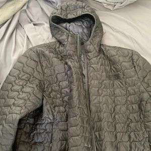 North face mens xl puffy jacket. Full zip with hood.